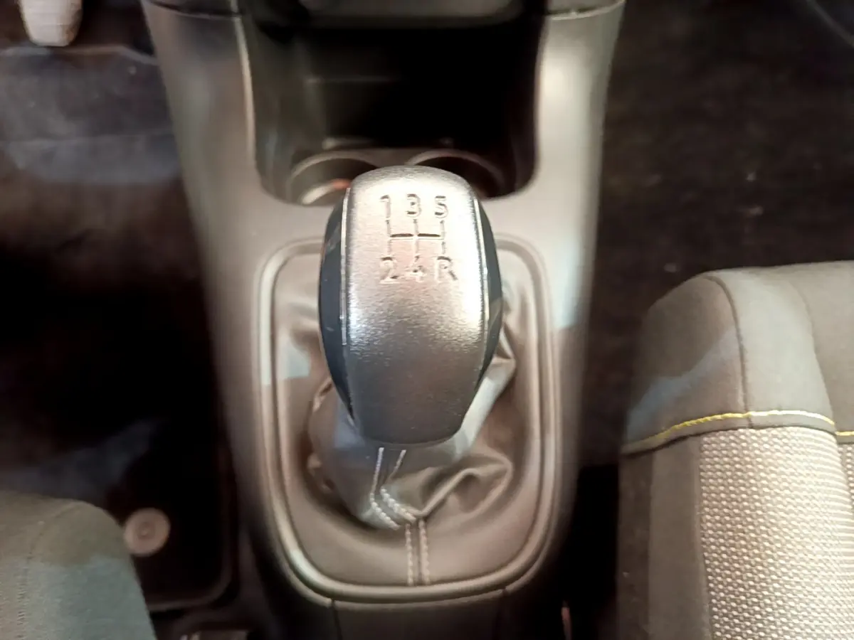 Le levier de vitesses manuel gris de la Citroën C3 PureTech 82 S&S BVM Graphic 2019 vu de dessus, avec coutures blanches.