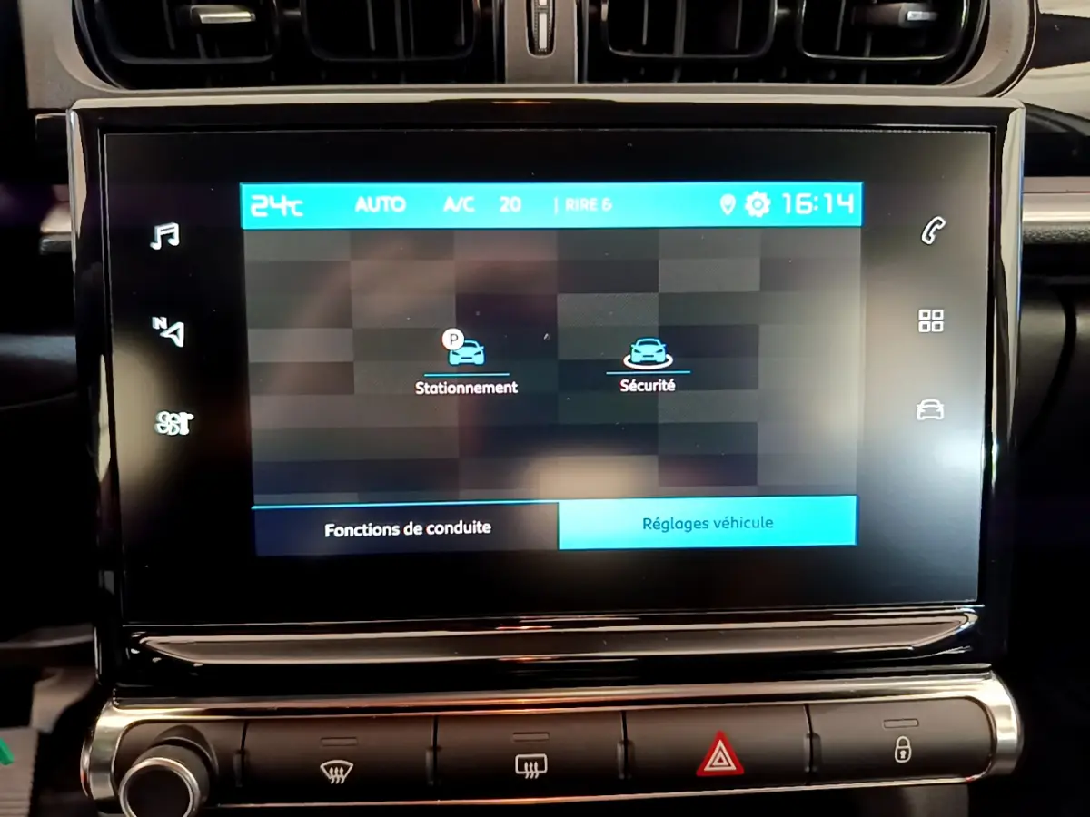 Écran tactile central de la Citroën C3 blanc 2019 affichant les options de stationnement et sécurité