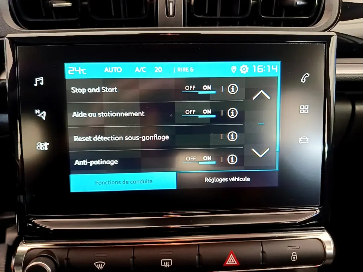 Écran tactile central de la Citroën C3 blanc 2019 affichant les réglages d’aide à la conduite et climatisation.