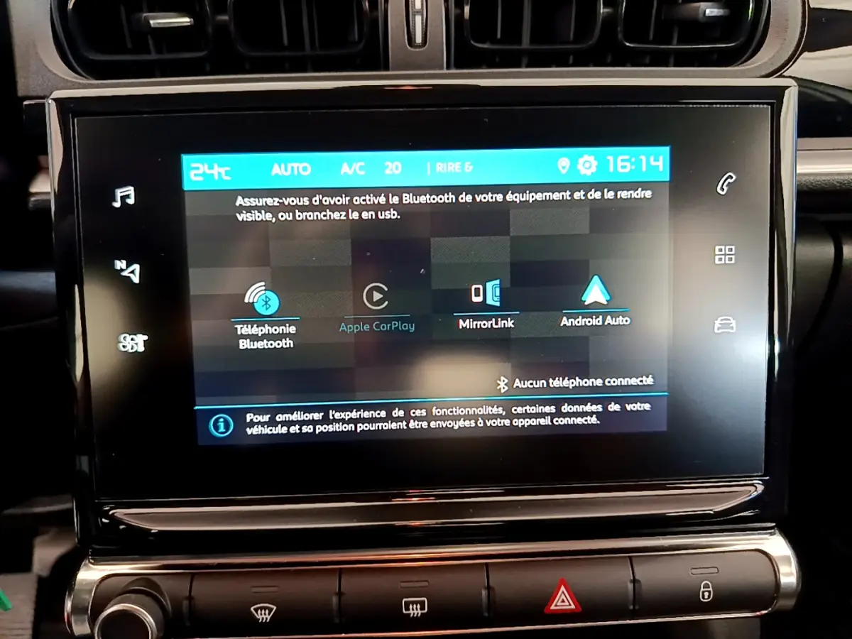 Écran tactile central affichant les options Apple CarPlay et Bluetooth dans une Citroën C3 blanche, vue intérieure rapprochée.