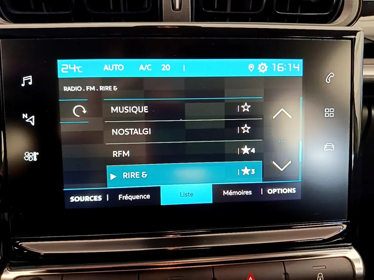 Écran tactile central de la Citroën C3 PureTech 82 blanc, affichant les stations radio et commandes multimédia.