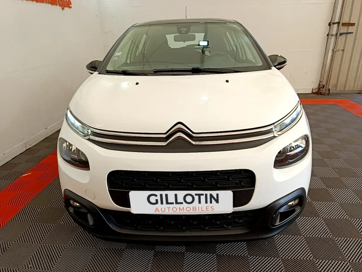 Vue de face d'une Citroën C3 blanche 2019 avec calandre noire et phares LED distinctifs.