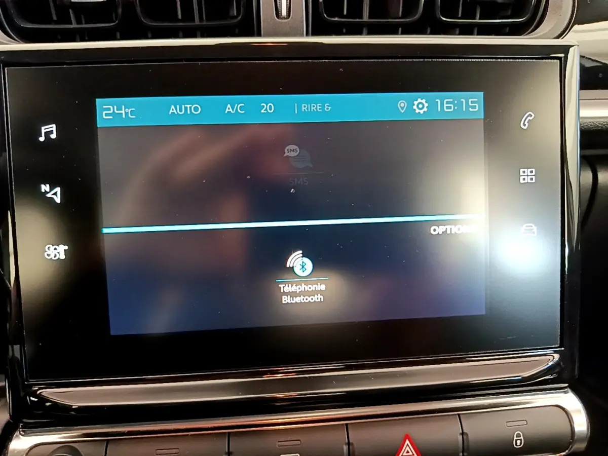 Écran tactile central de la Citroën C3 PureTech 82 blanc, affichant la téléphonie Bluetooth et la climatisation à 24°C.