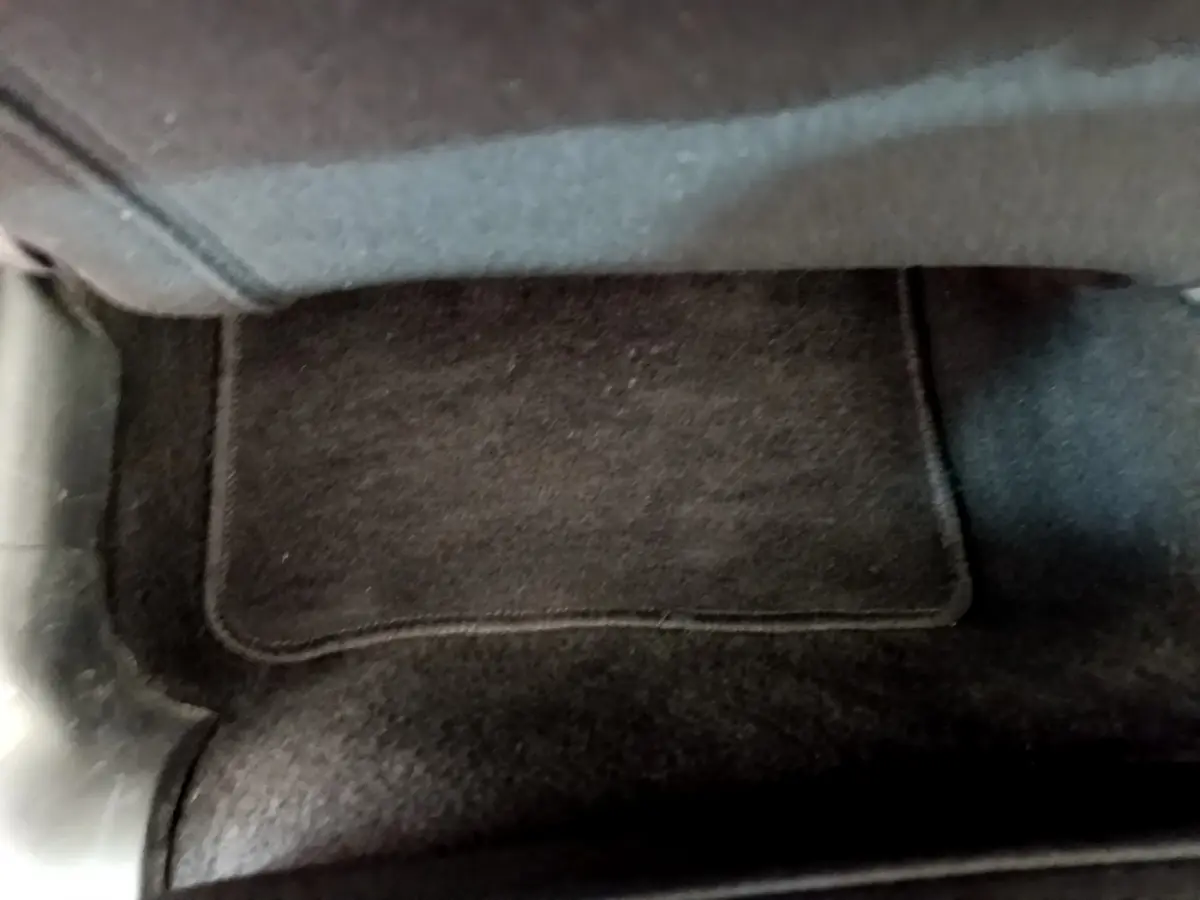 Tapis de sol noir sous le siège avant d'une Citroën C3 PureTech 82 S&S BVM Graphic 2019 blanche