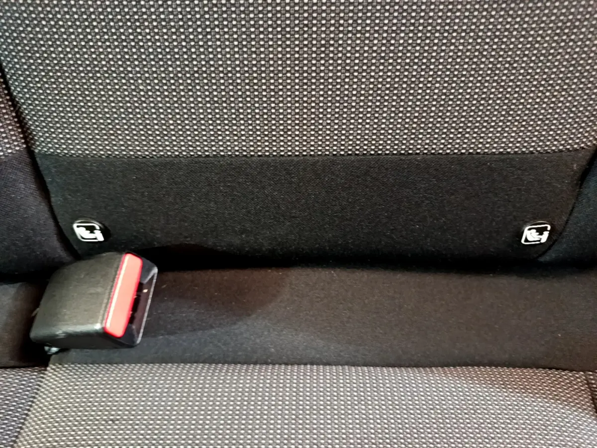 Gros plan sur la banquette arrière noire de la Citroën C3 2019, montrant les fixations Isofix et la boucle de ceinture.
