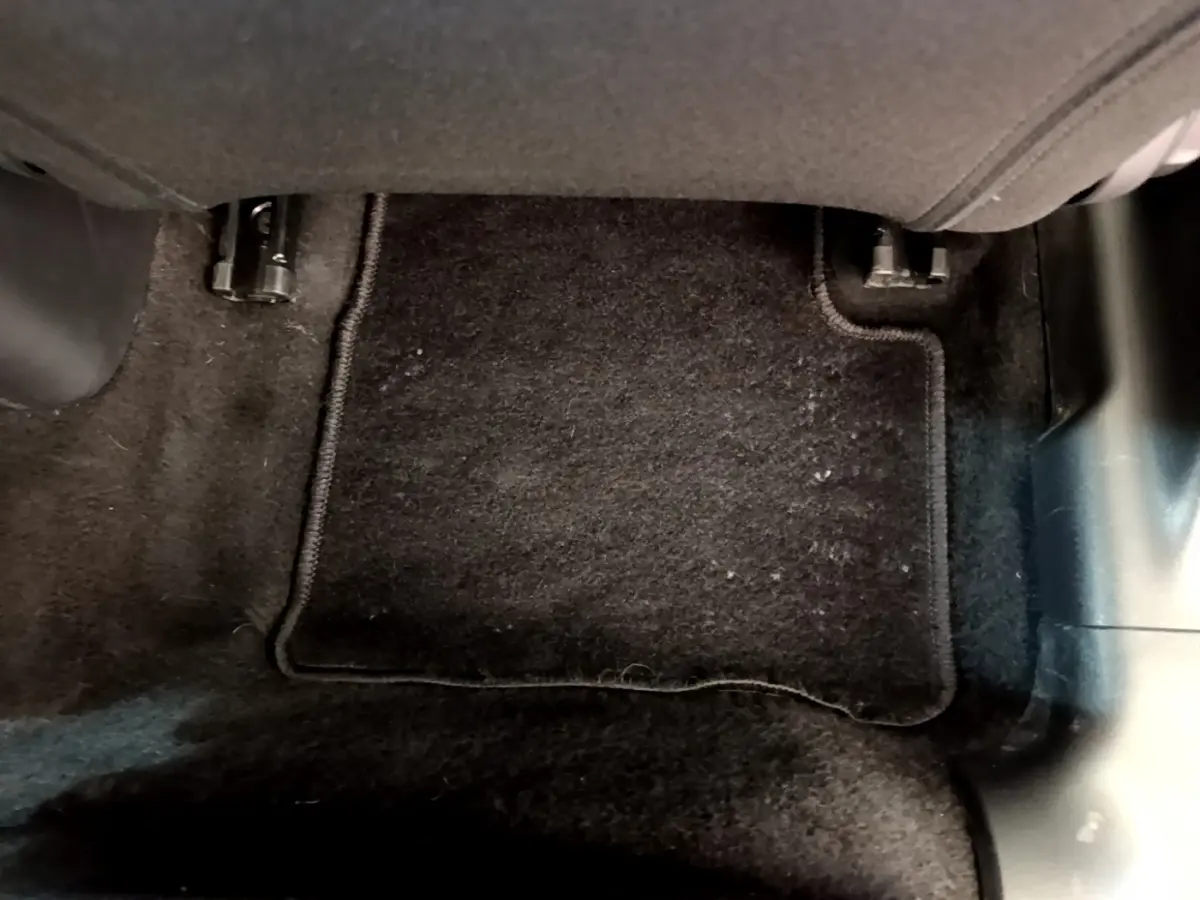 Tapis de sol noir côté passager avant d'une Citroën C3 blanche PureTech 2019, vue rapprochée intérieure