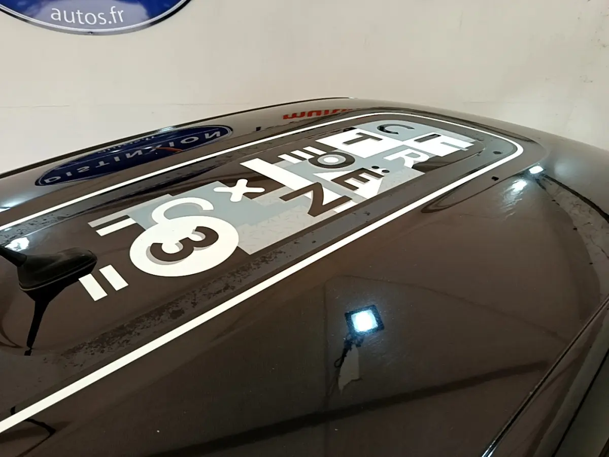 Toit noir brillant de la Citroën C3 PureTech 82 S&S BVM Graphic 2019 avec antenne et stickers blancs vus en plongée.
