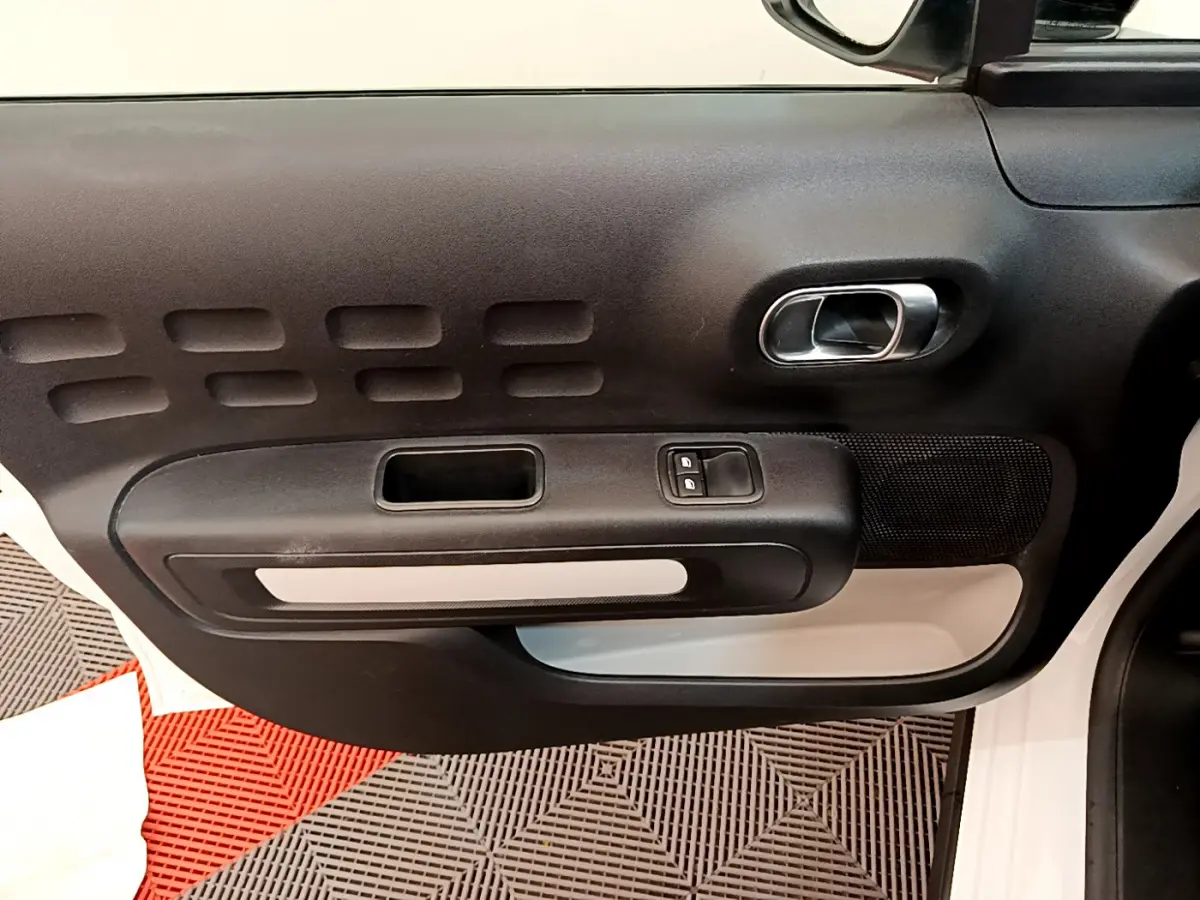 Détail de la porte avant gauche noire et blanche de la Citroën C3 PureTech 82 S&S BVM Graphic 2019.