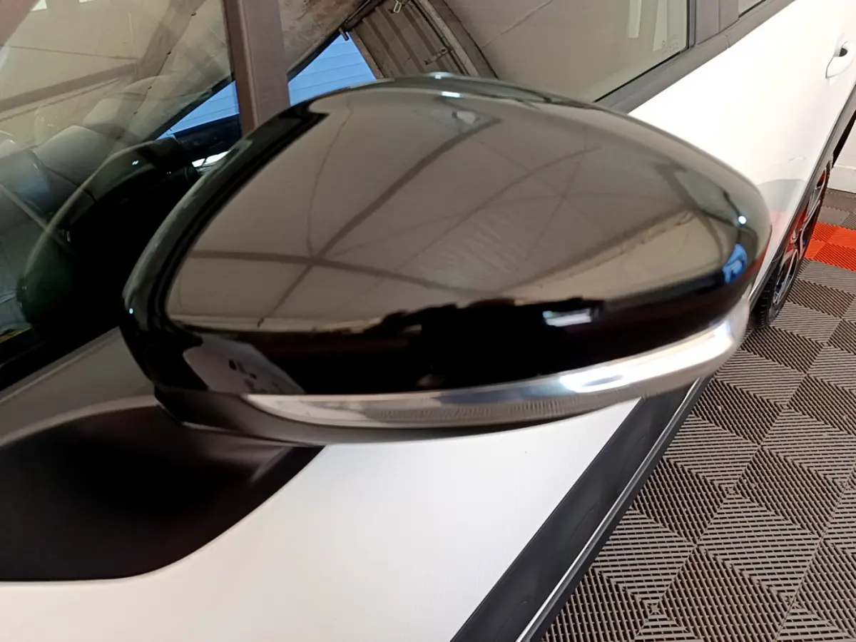 Rétroviseur noir brillant côté gauche de la Citroën C3 blanche PureTech 82 S&S BVM Graphic vue de près.