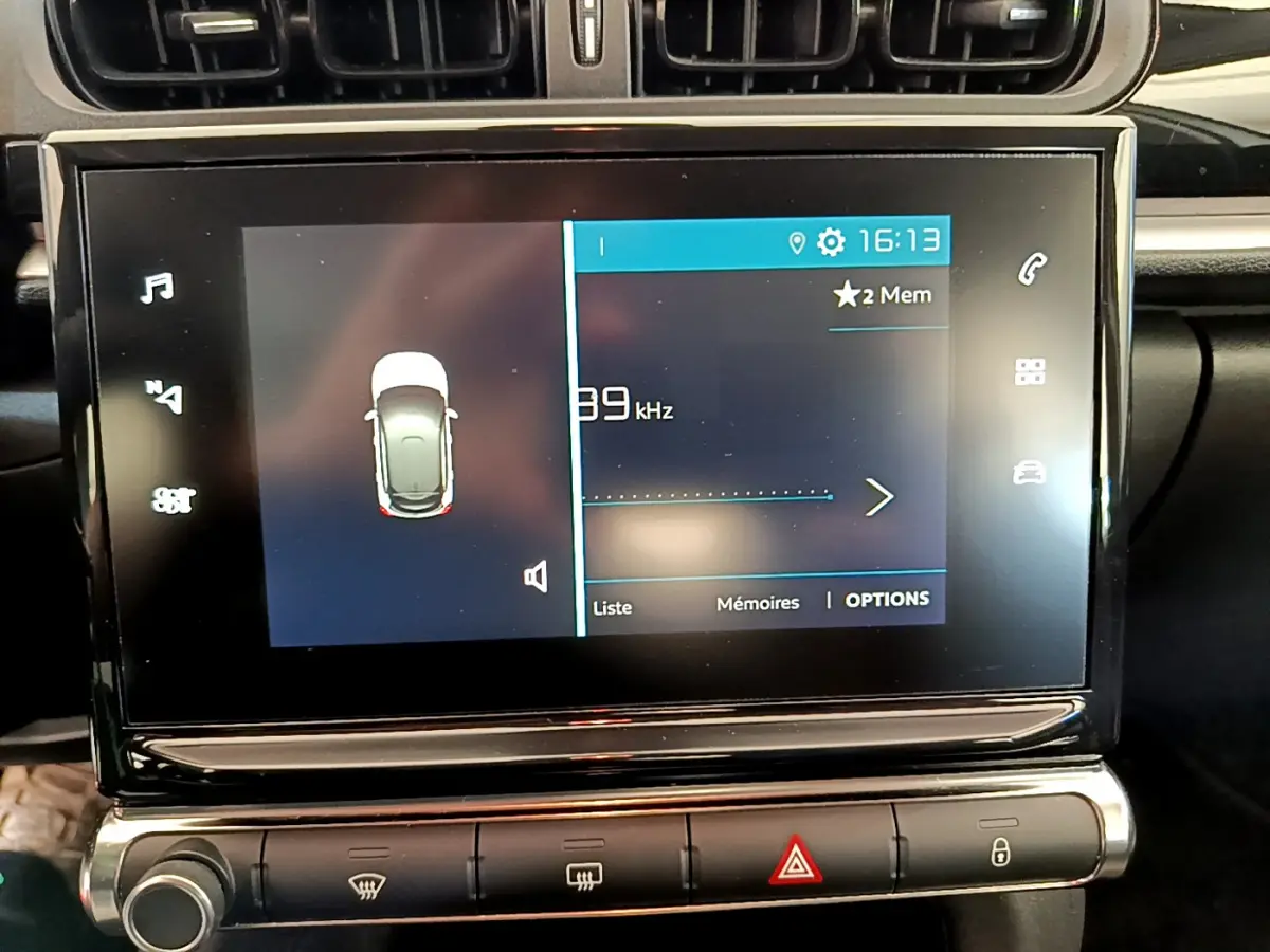 Écran tactile central de la Citroën C3 PureTech 82 blanc, affichant les réglages audio et options du véhicule.