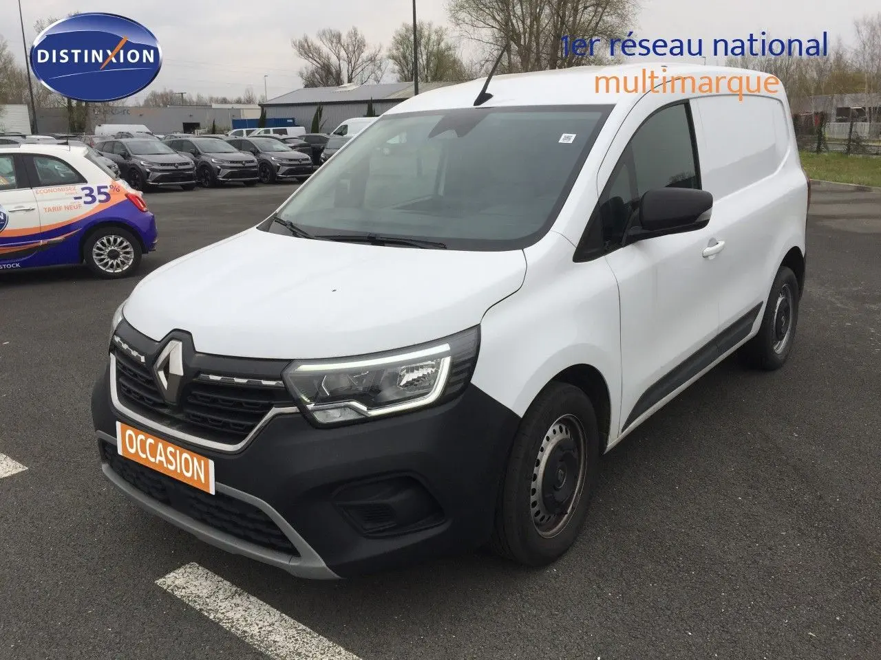 Renault Kangoo Extra blanc en 3/4 avant droit, fourgonnette utilitaire avec calandre noire et phares LED.