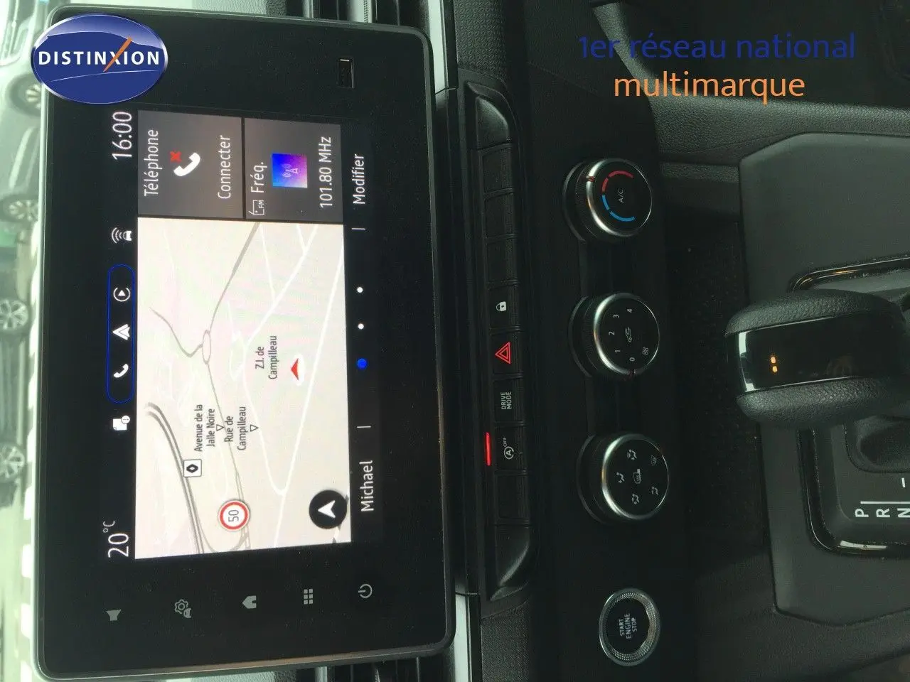 Intérieur de Renault Kangoo Extra 2023 blanc, vue sur console centrale avec écran tactile et commandes climatisation.