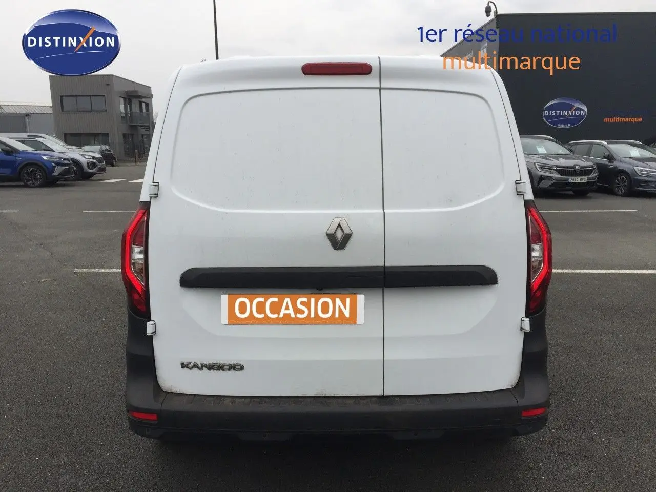Vue arrière d’un Renault Kangoo Extra blanc 2023 avec portes battantes et feux arrière rouges visibles.