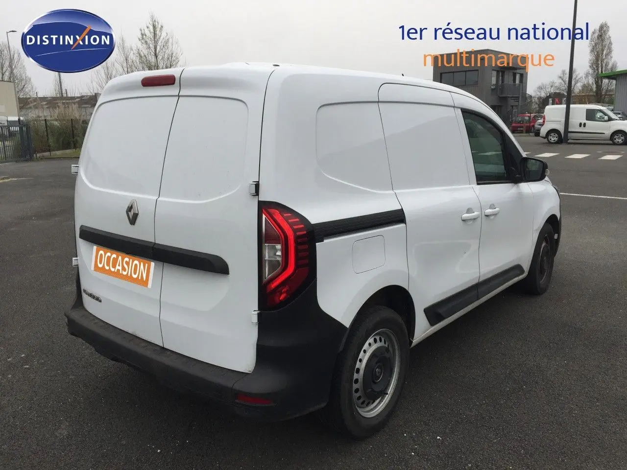 Vue 3/4 arrière droite d’un Renault Kangoo Extra blanc 2023 avec feux arrière LED et pare-chocs noirs.