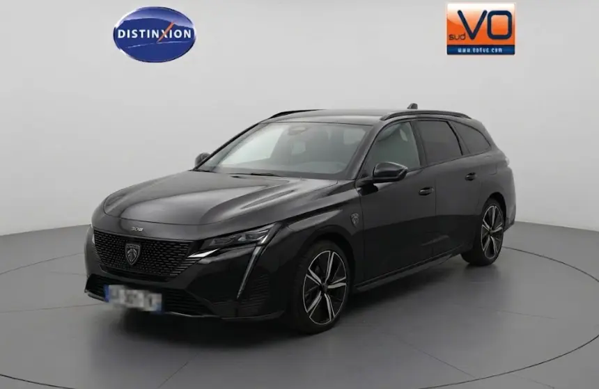 Peugeot 308 SW PHEV noir vue 3/4 avant droit avec jantes alliage et barres de toit visibles.