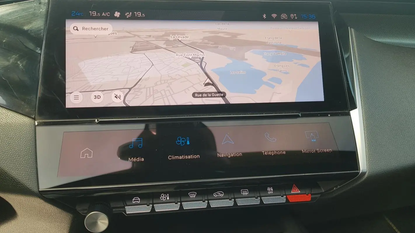 Vue rapprochée du cockpit numérique de la Peugeot 308 SW PHEV 225 e-EAT8 GT 2023 avec écran tactile de navigation.