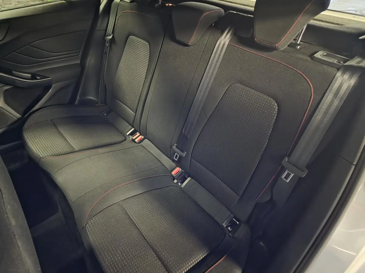 Vue intérieure de la banquette arrière noire avec surpiqûres rouges de la Ford Focus ST Line 2024.