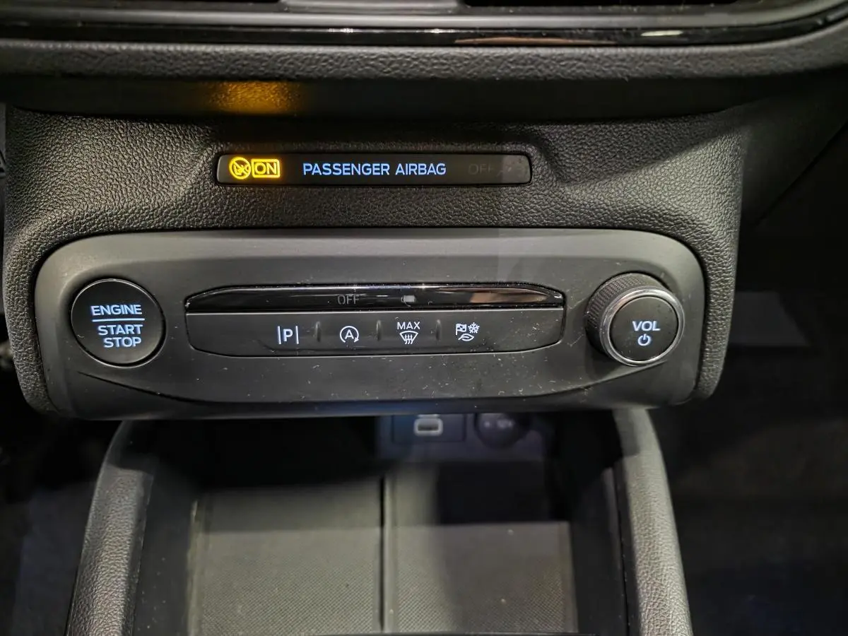 Gros plan sur la console centrale de la Ford Focus ST Line 2024, boutons de démarrage et volume visibles.