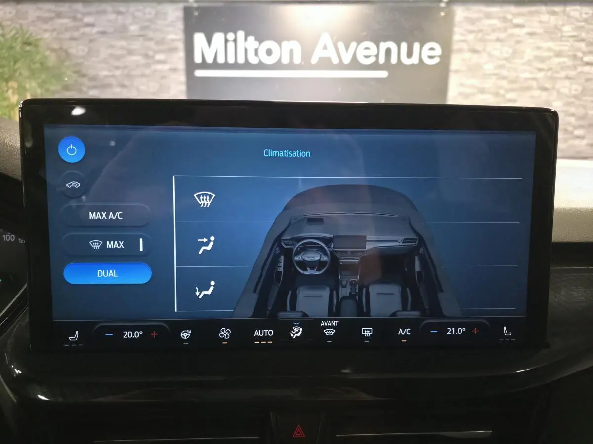 Écran tactile intérieur de la Ford Focus 2024 affichant les réglages de climatisation et ventilation.