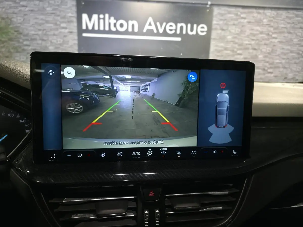 Écran tactile intérieur de la Ford Focus gris 2024 montrant la caméra de recul et l'aide au stationnement.