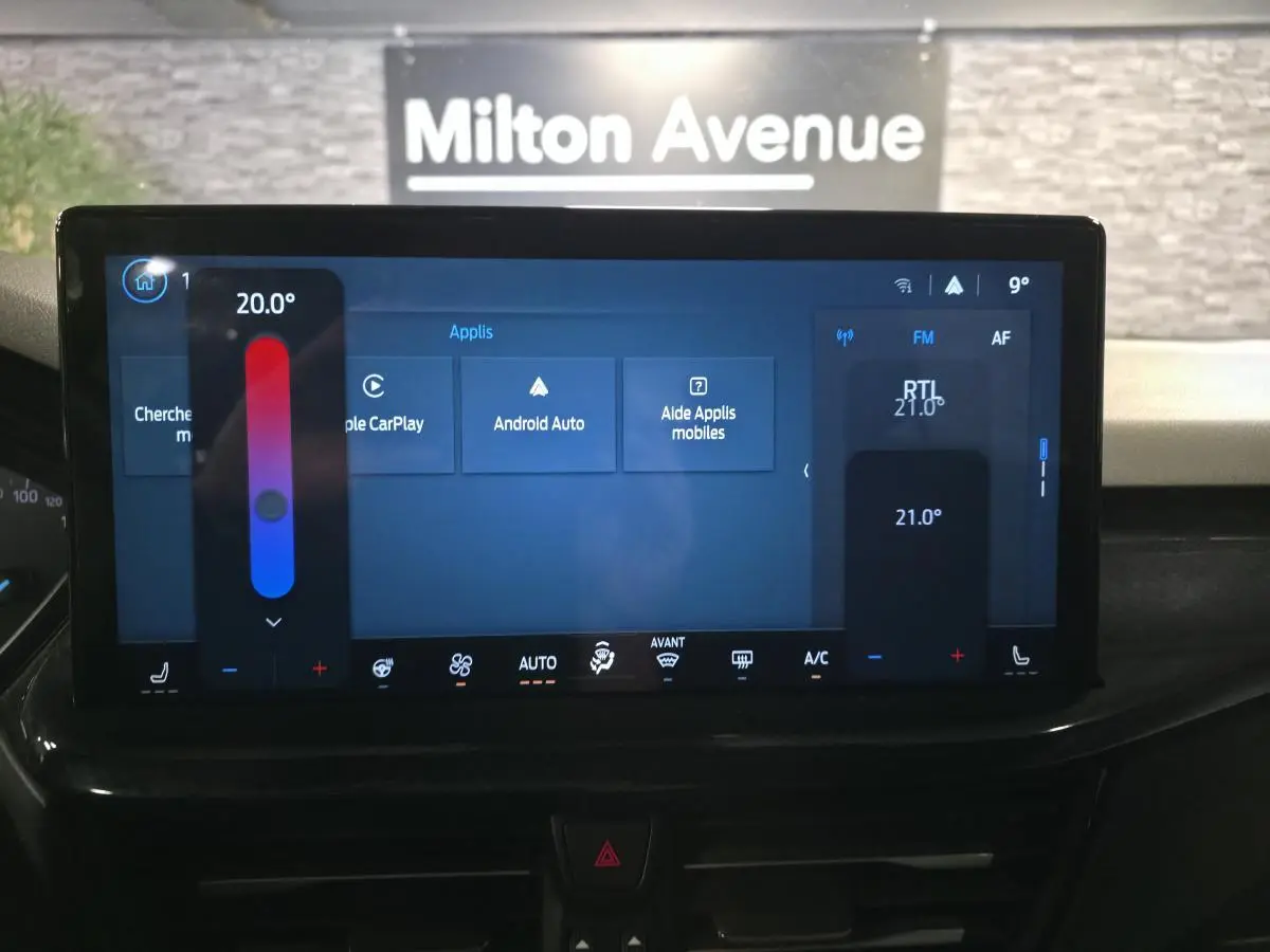 Écran tactile central de la Ford Focus 2024 gris, affichant les options Apple CarPlay et Android Auto.
