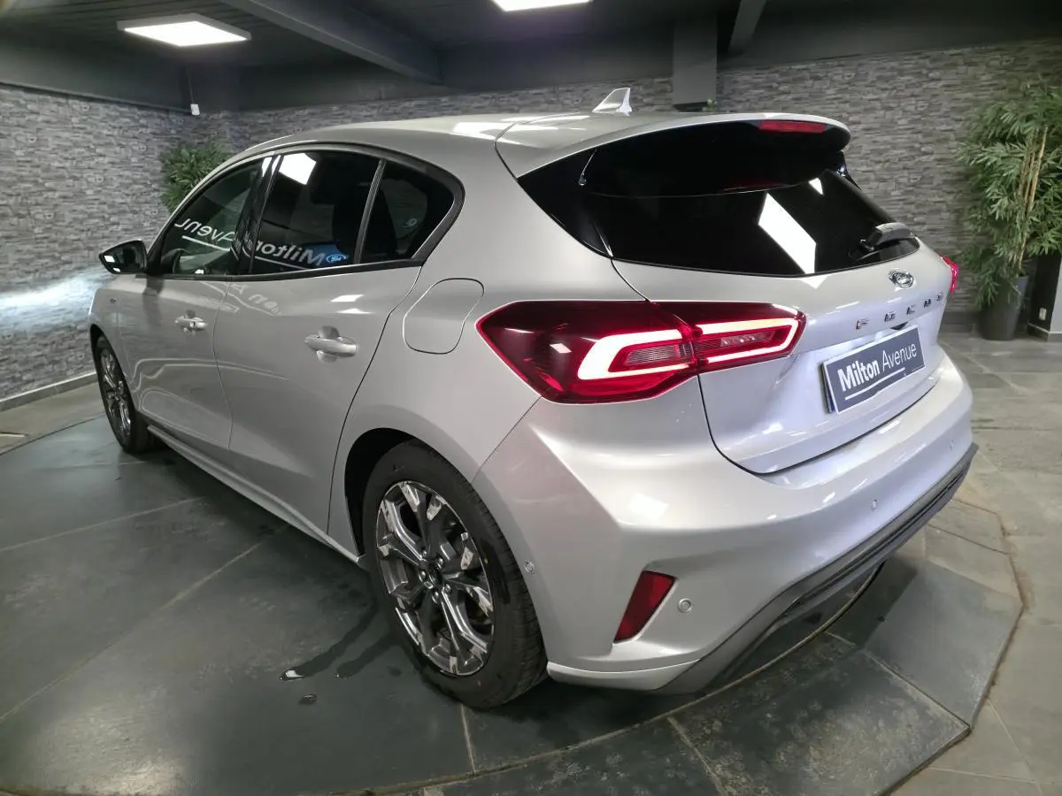 Vue 3/4 arrière droite de la Ford Focus 2024 gris lunaire avec feux LED et jantes alliage 17 pouces ST-Line.