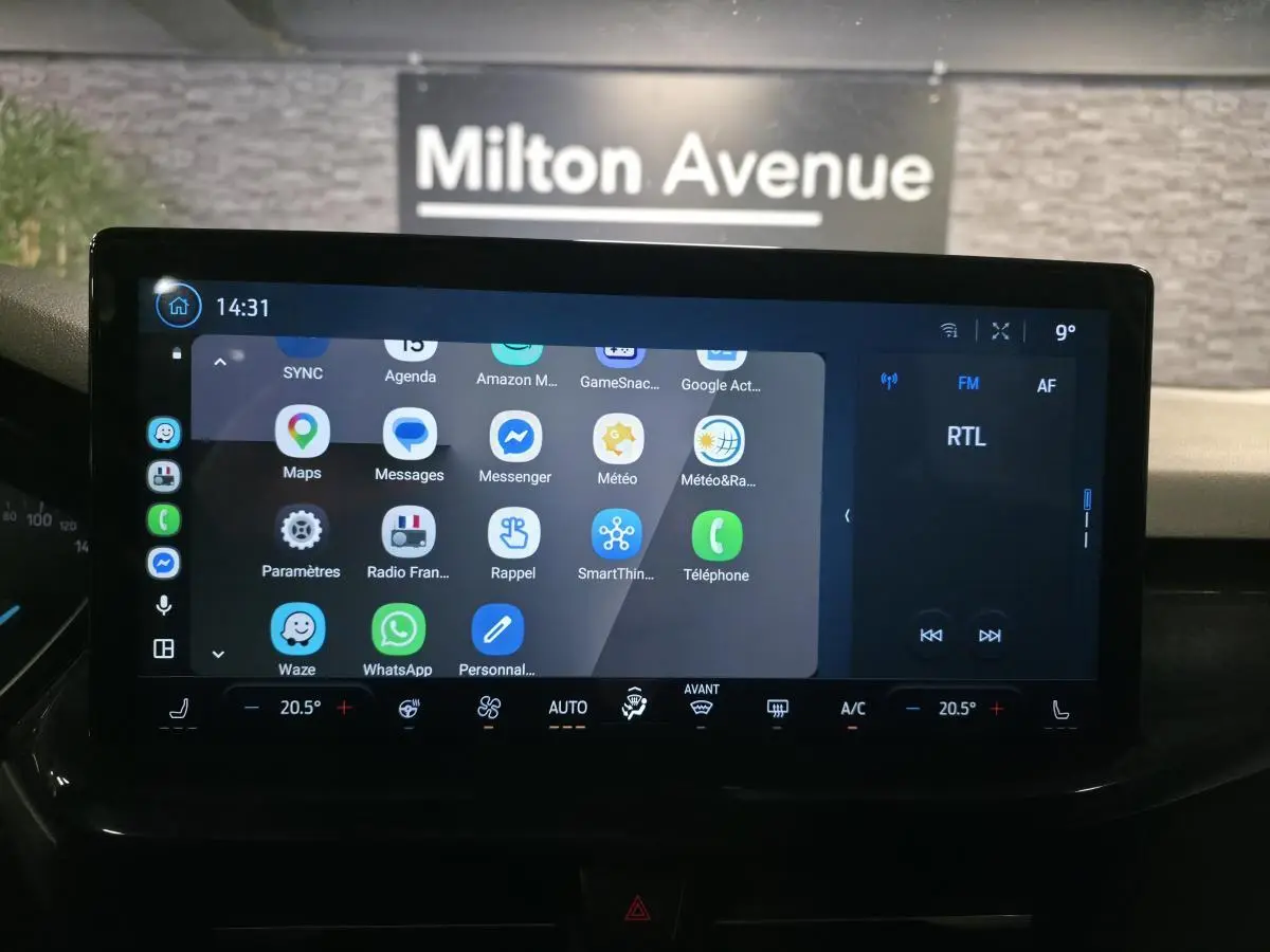Écran tactile multimédia 13 pouces de la Ford Focus gris, affichant applications et radio FM RTL.