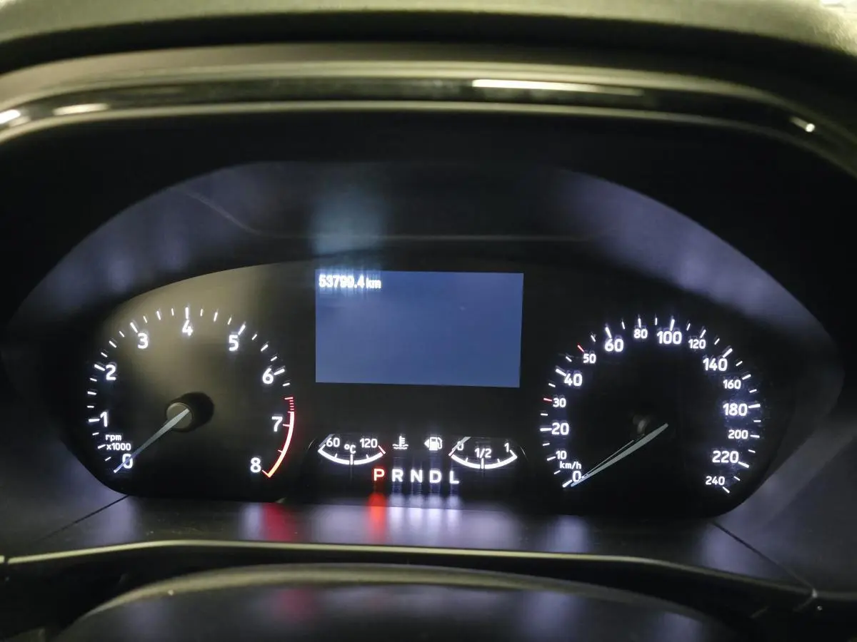 Vue rapprochée du combiné d'instrumentation numérique de la Ford Focus gris, affichant compte-tours, vitesse et jauges.