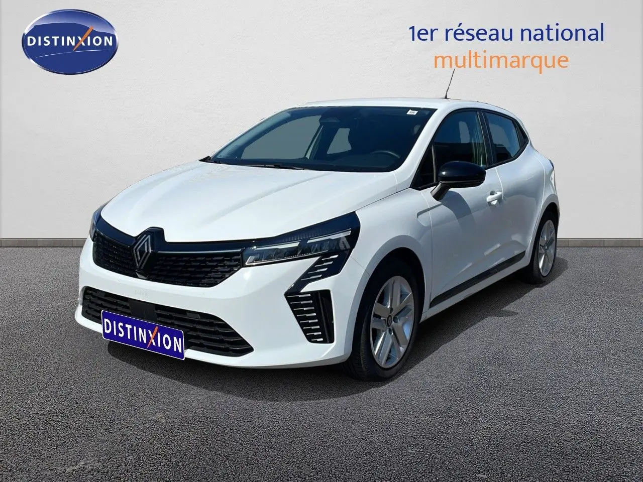 Renault Clio 2025 blanc glacier vue 3/4 avant droit avec calandre noire et phares LED distinctifs.