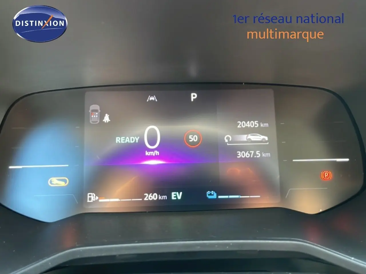 Tableau de bord numérique de Renault Clio hybride 2025 affichant vitesse à 0 km/h et autonomie électrique de 260 km.