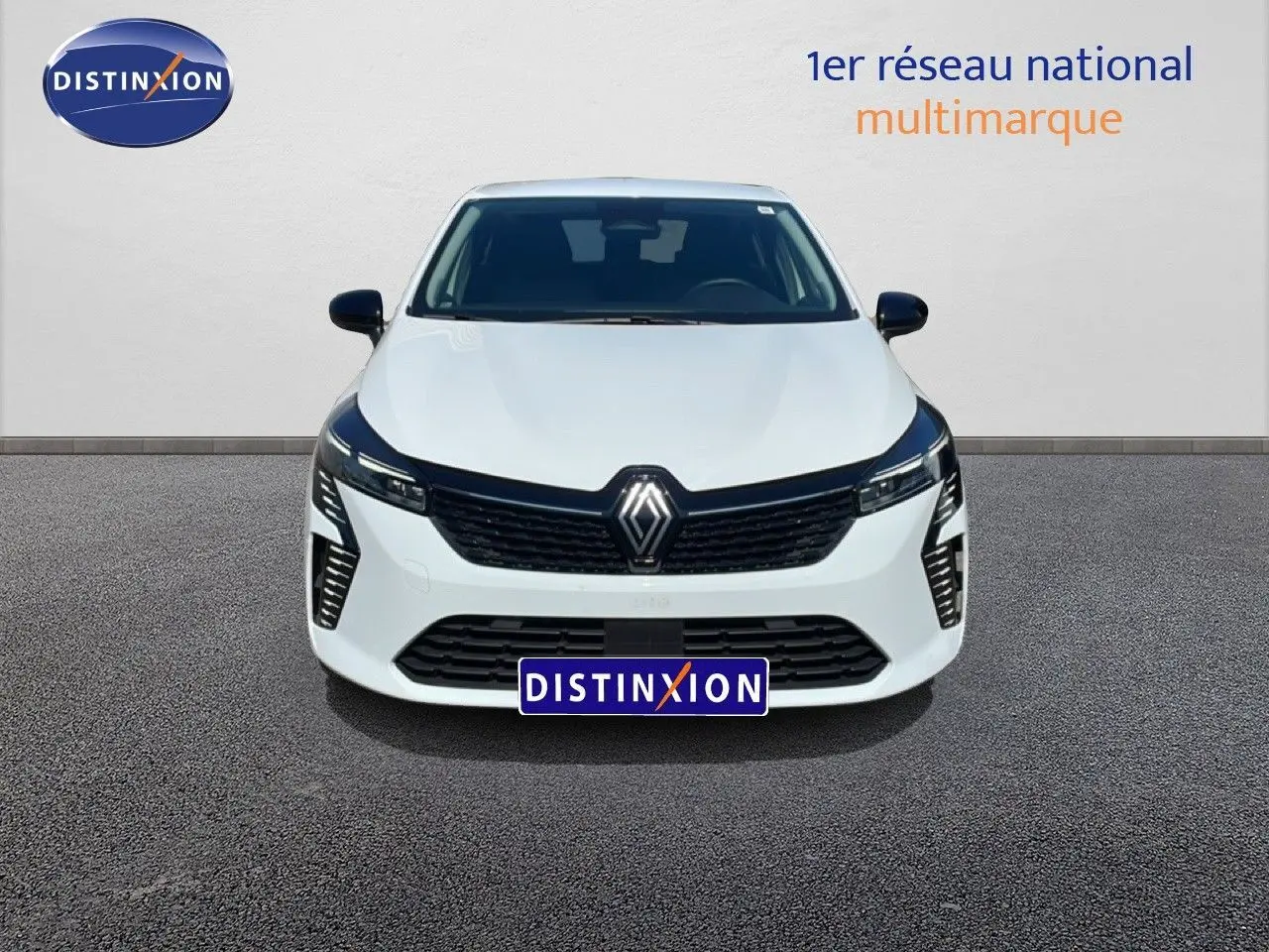 Vue avant d'une Renault Clio blanche Glacier 2025 avec calandre noire et feux LED fins.