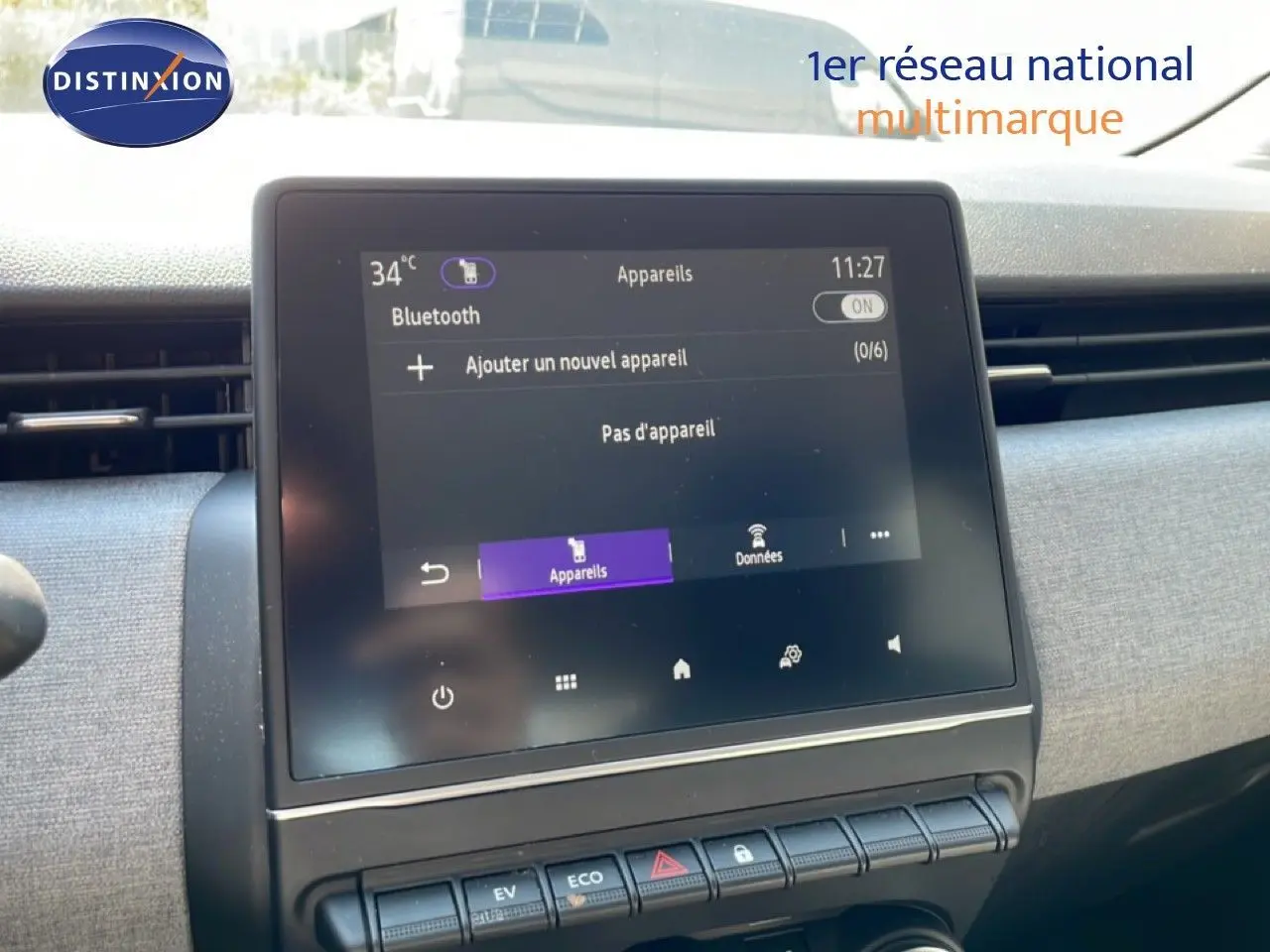 Écran tactile central de la Renault Clio hybride 2025, affichant le menu Bluetooth avec commandes sous l'écran.