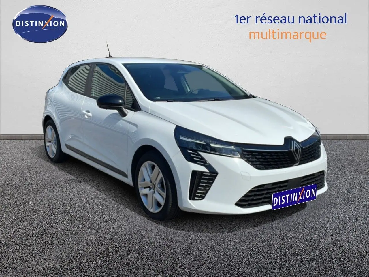 Vue 3/4 avant d'une Renault Clio blanche glacier, avec calandre noire et phares LED distinctifs.