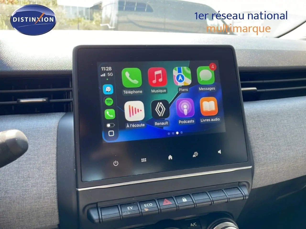 Vue rapprochée de l’écran tactile central de la Renault Clio hybride 2025 affichant l’interface Apple CarPlay colorée.