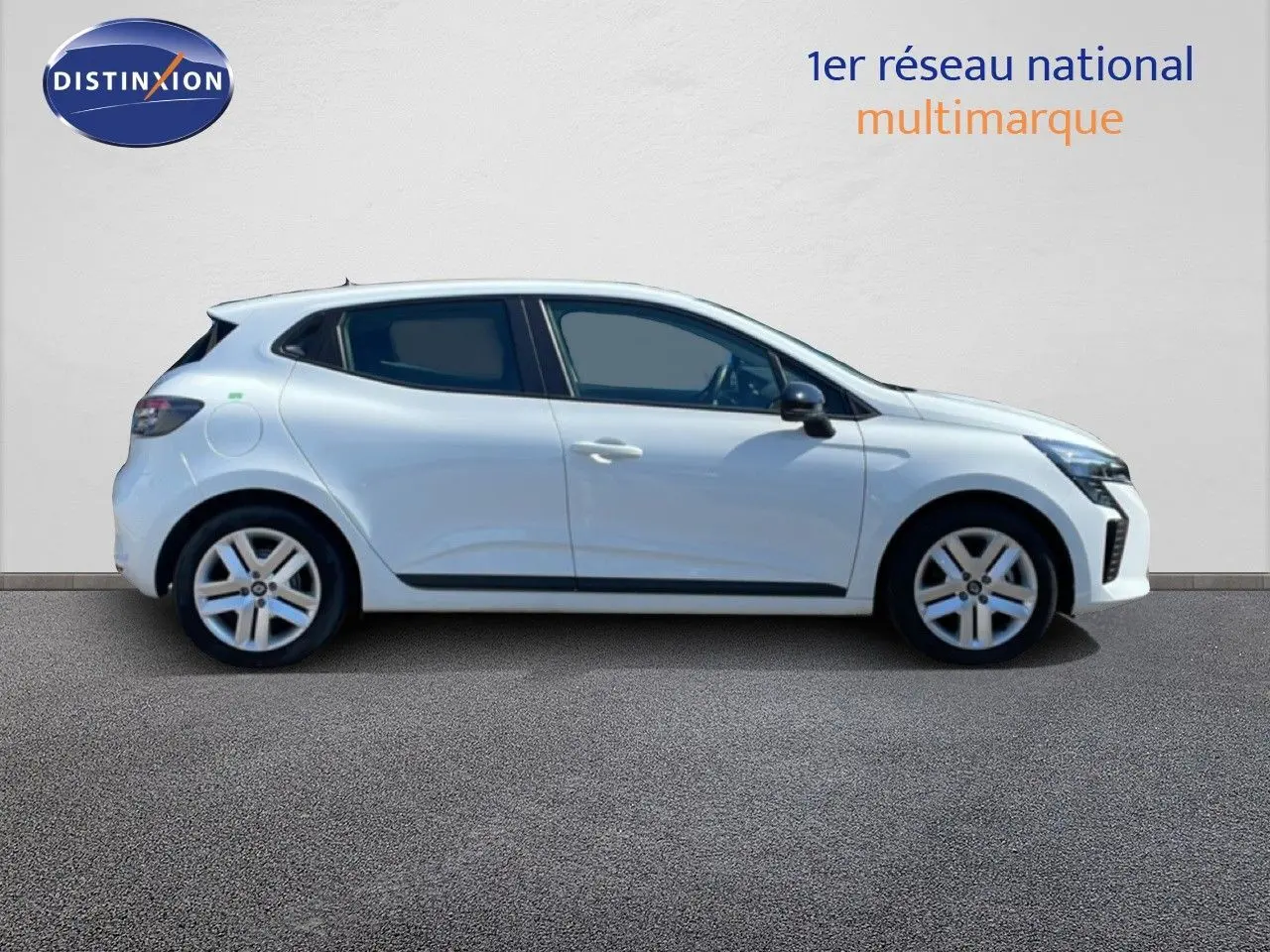 Profil droit d'une Renault Clio 2025 blanche Glacier, compacte et moderne, sur fond neutre avec logo Distinxion.