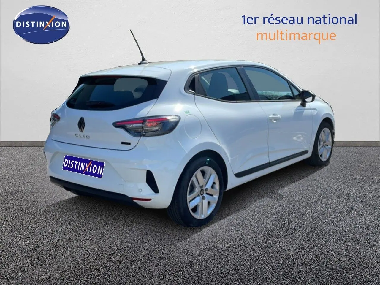 Vue 3/4 arrière droite d'une Renault Clio blanche Glacier 2025 hybride avec feux arrière LED et jantes alliage.