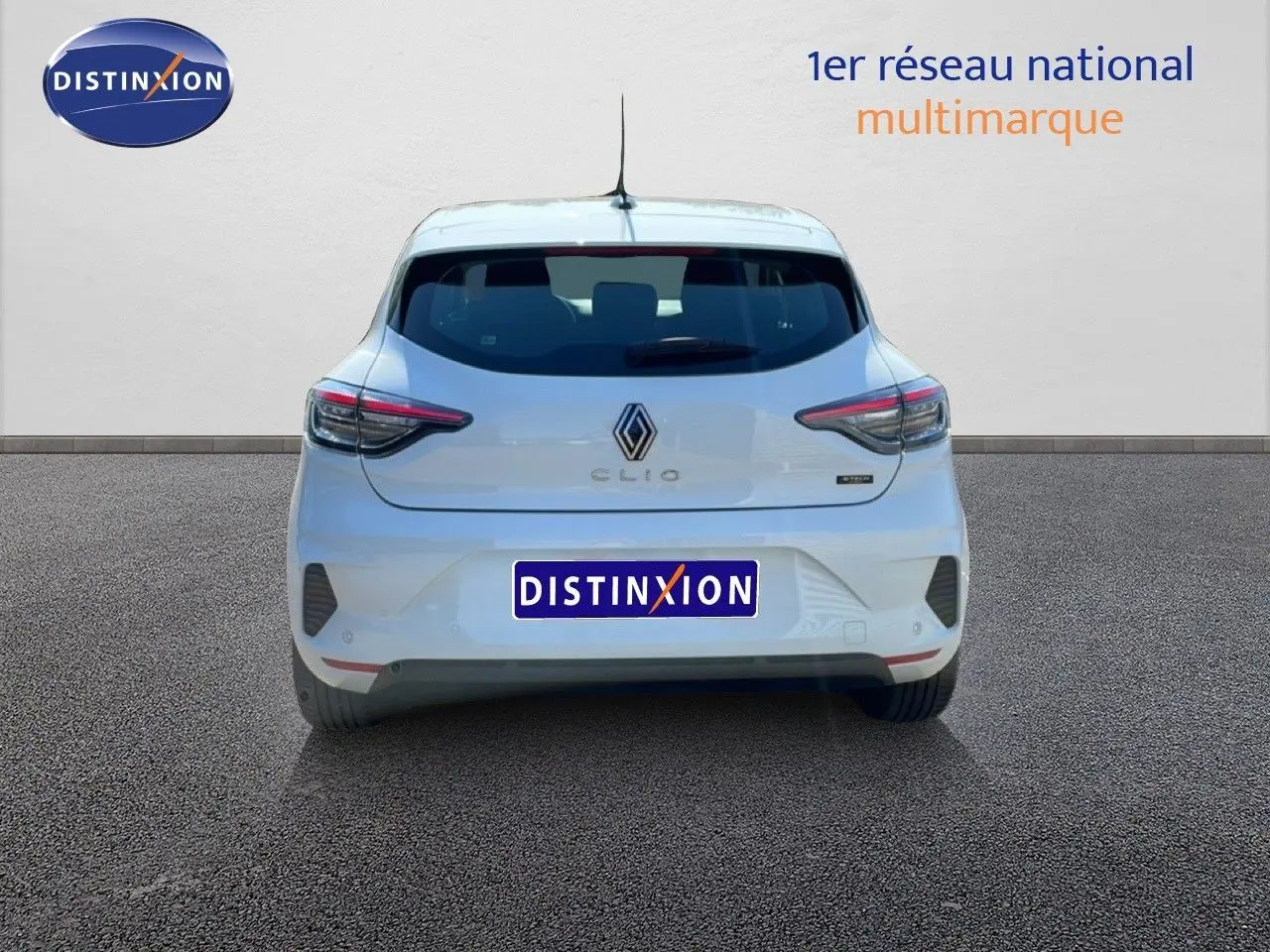 Vue arrière d'une Renault Clio blanche Glacier 2025, mettant en valeur ses feux LED et son design compact.