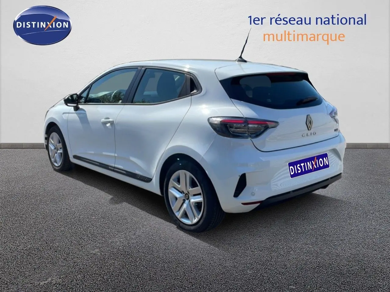 Renault Clio blanche Glacier vue 3/4 arrière droit, avec feux arrière LED et jantes alliage visibles.