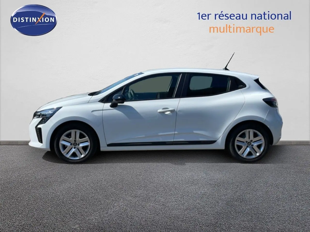 Profil droit d'une Renault Clio blanche Glacier 2025 hybride, avec jantes alliage et vitres teintées, sur fond neutre.