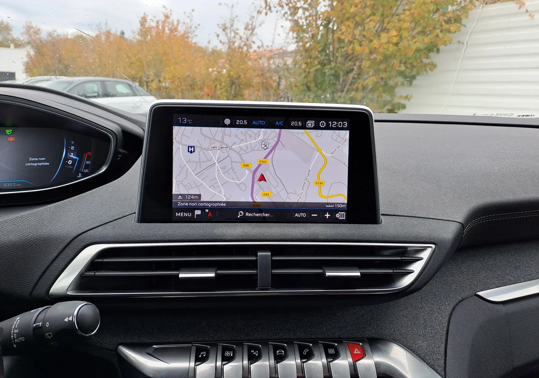 Vue intérieure du tableau de bord du Peugeot 3008 blanc 2018, avec écran tactile affichant la navigation GPS.