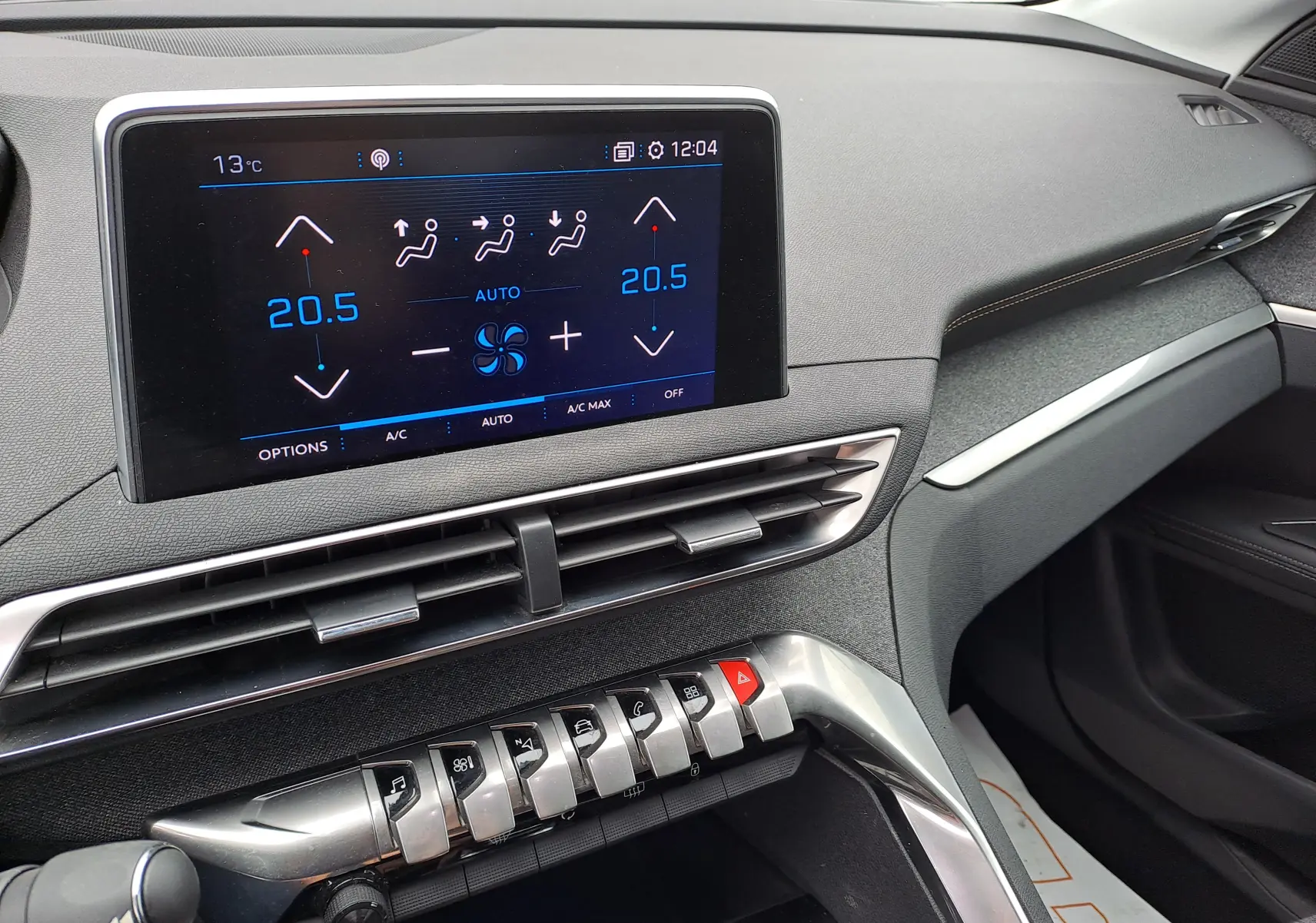 Tableau de bord du Peugeot 3008 blanc 2018, vue rapprochée sur l'écran tactile et les commandes centrales modernes.