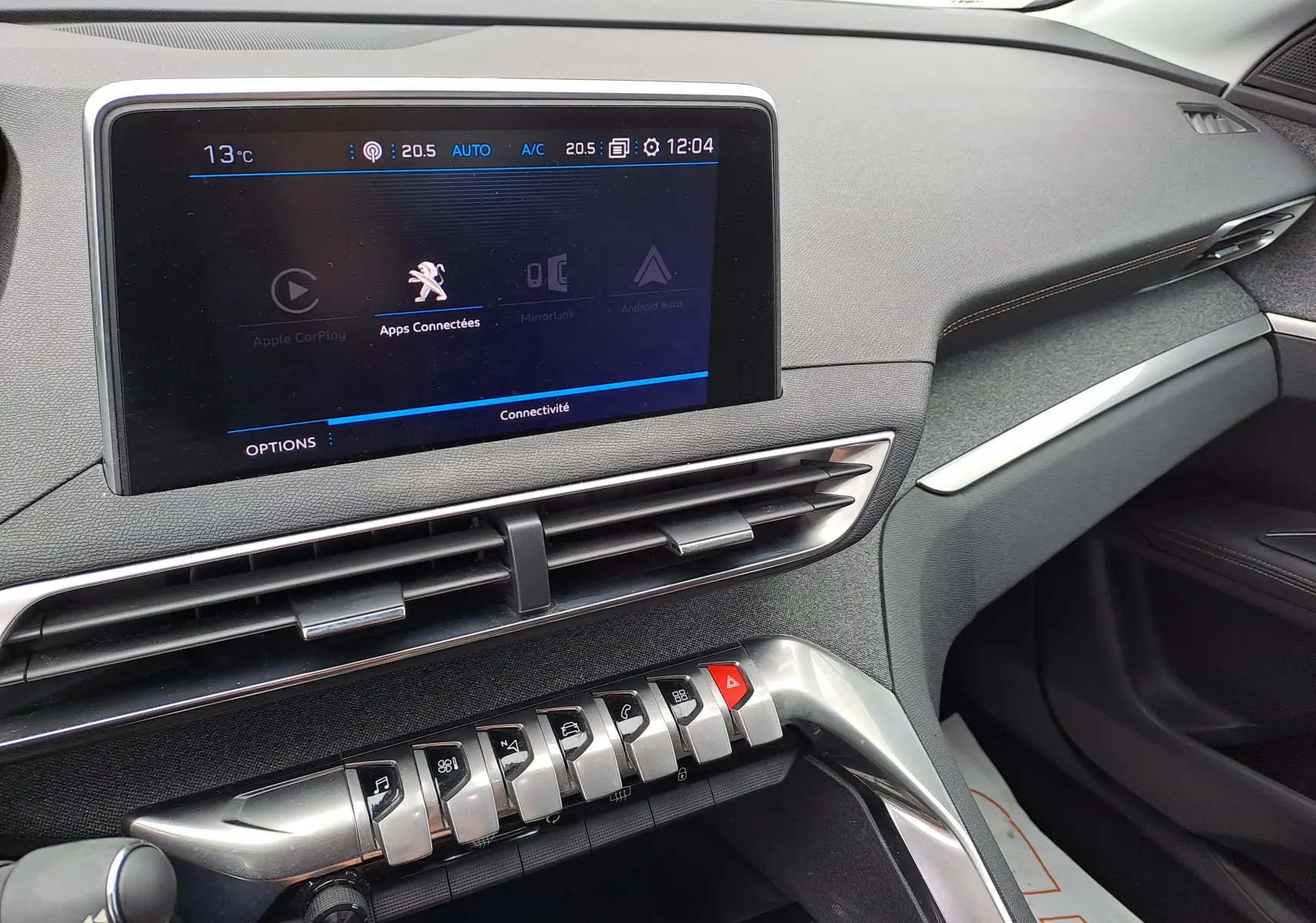 Tableau de bord du Peugeot 3008 blanc 2018, vue intérieure côté passager avec écran tactile et commandes piano.