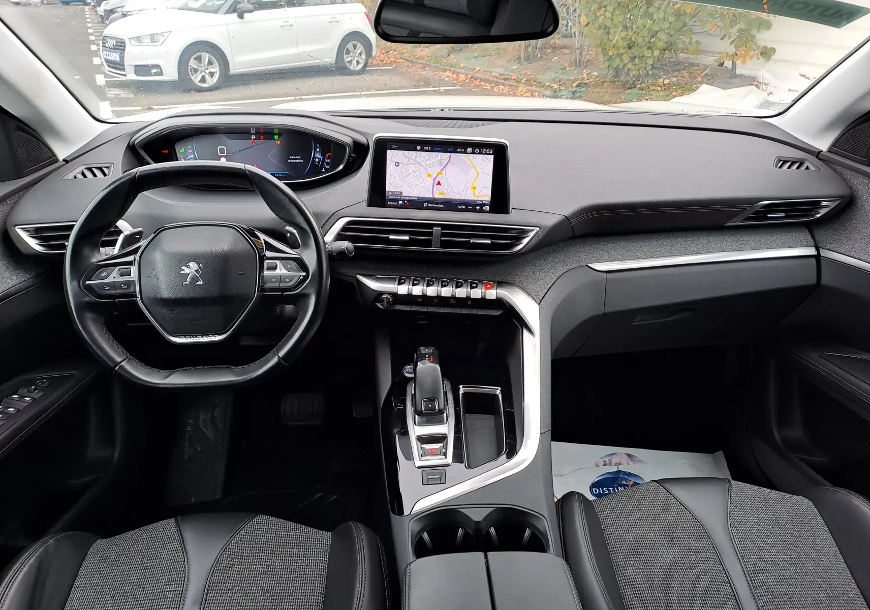 Vue intérieure avant du Peugeot 3008 blanc 2018, tableau de bord moderne avec écran tactile et volant compact.