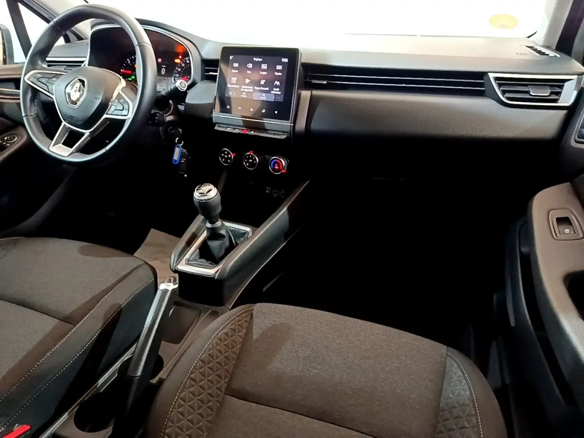Intérieur de la Renault Clio Business Blue dCi 85 2020, vue côté conducteur, tableau de bord noir avec écran tactile central.