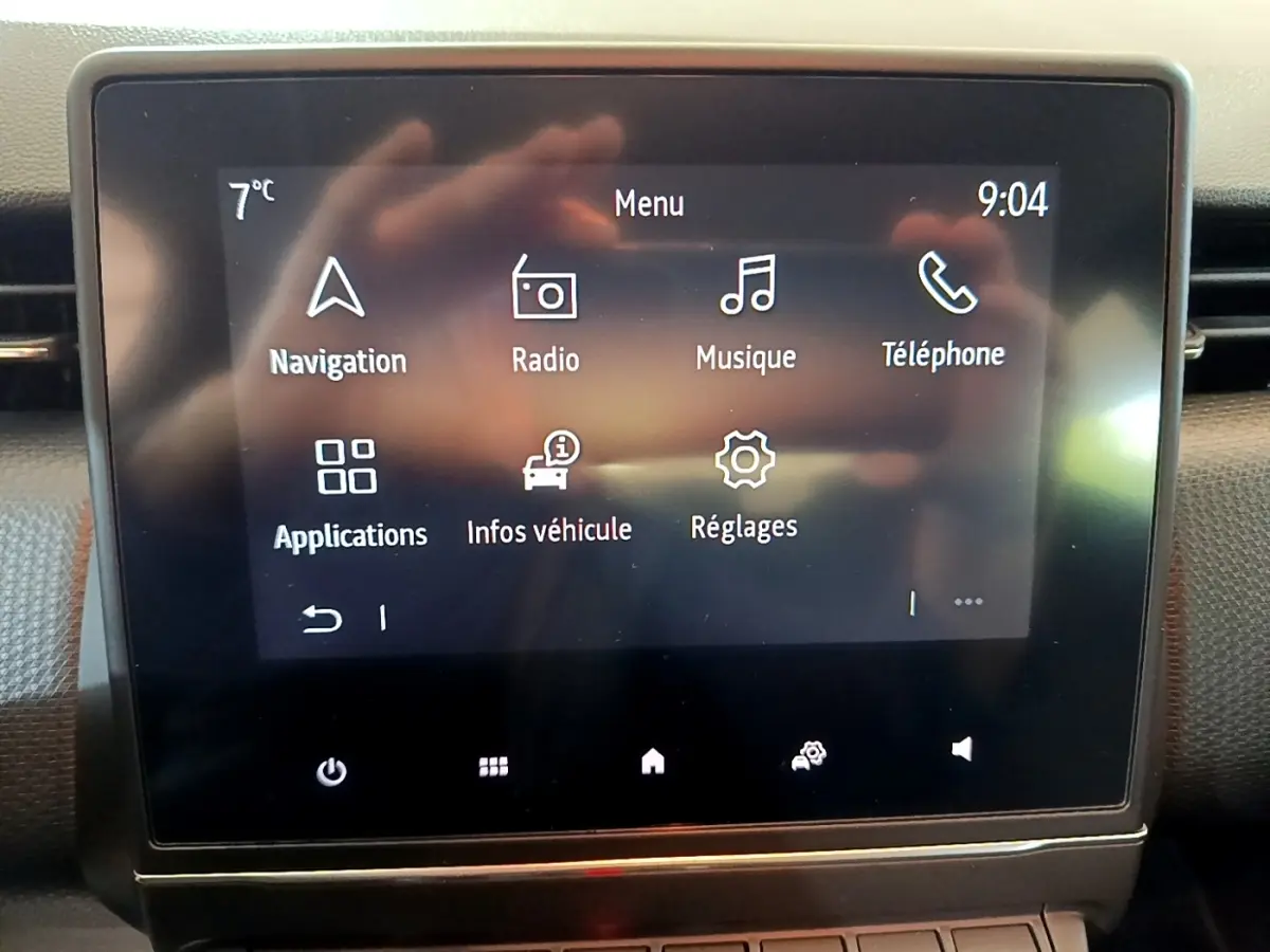 Écran tactile central de la Renault Clio Business Blue dCi 85 2020 affichant le menu principal avec navigation et radio.