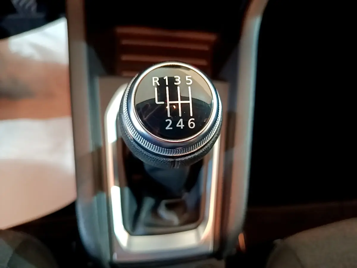 Gros plan sur le levier de vitesse manuel noir et chrome de la Renault Clio Business Blue dCi 85 de 2020.