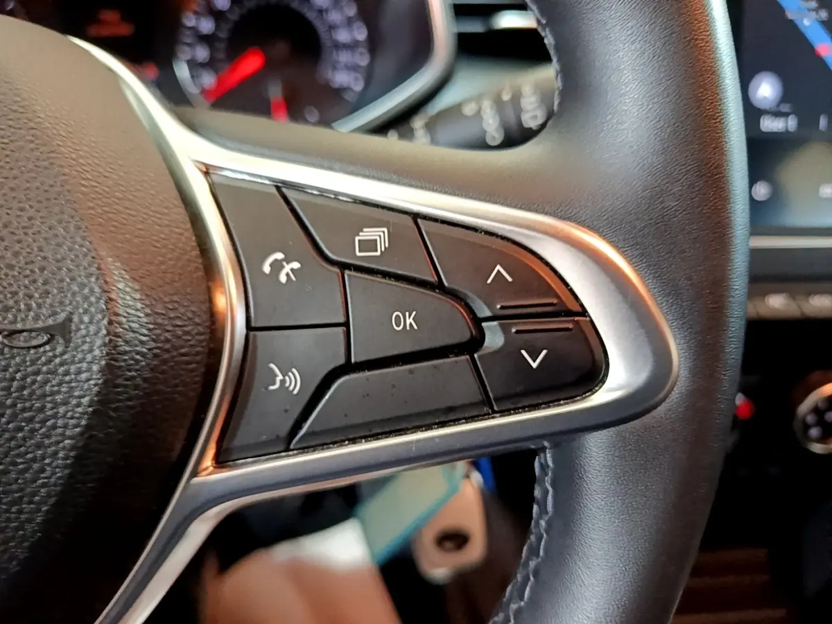 Gros plan sur les commandes gauche du volant cuir noir de la Renault Clio Business Blue dCi 85 2020.