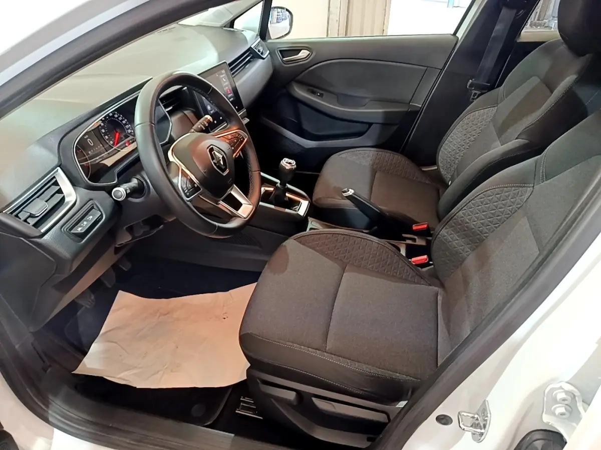 Intérieur avant droit de la Renault Clio Business Blue dCi 85 2020, sièges tissu gris et volant multifonctions cuir.