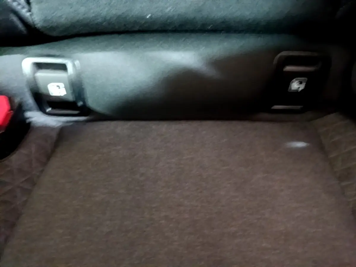 Détail du coffre arrière de la Renault Clio Business Blue dCi 85 2020, montrant les fixations Isofix et la moquette grise.