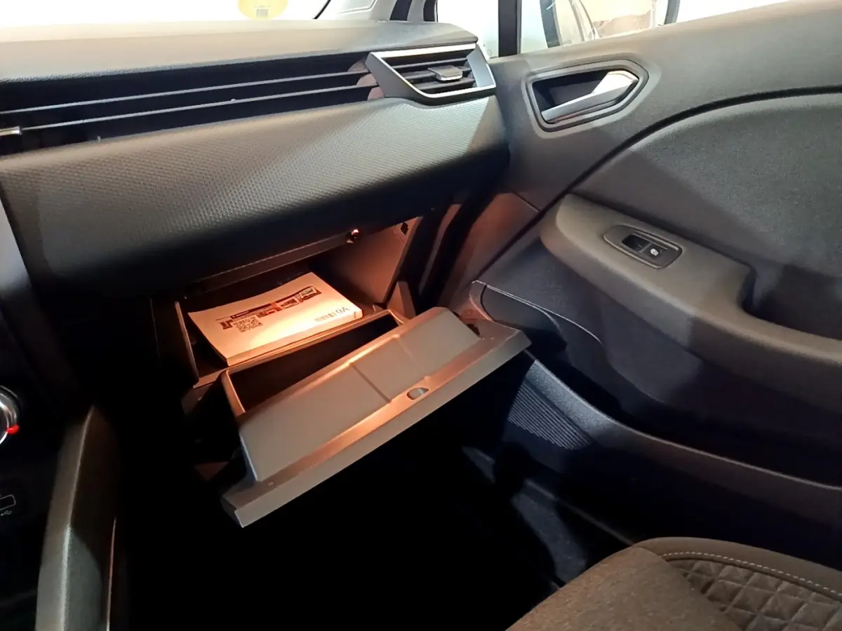 Vue intérieure côté passager de la boîte à gants ouverte de la Renault Clio Business Blue dCi 85 2020, tableau de bord noir.